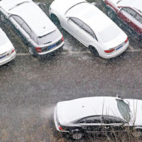 北京 <BR>北京街頭的汽車被白雪覆蓋。（中新社圖片）