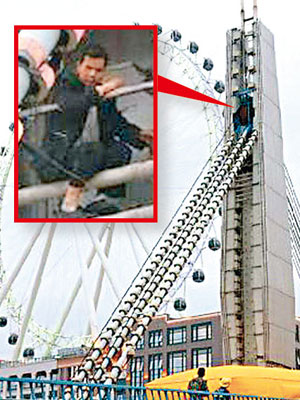 男子爬上天橋吊塔危坐。（互聯網圖片）