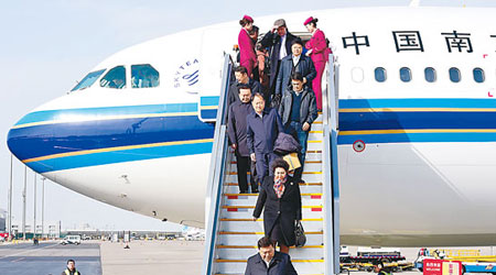 參加全國人大會議的新疆代表團昨抵達北京。（中新社圖片）