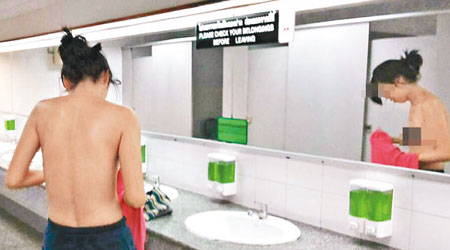泰國網民拍下一名疑似華裔女遊客在女廁換衣服。（互聯網圖片）