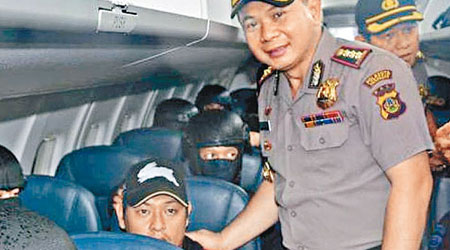 警察搭着安德魯‧陳的肩膀合照。（互聯網圖片）