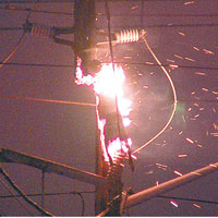 濕雪加冰霰，導致電力設施出現「電弧效應」，電線杆起火。（互聯網圖片）