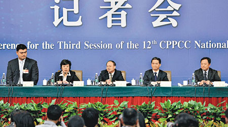全國政協舉行記者會，高人一等的姚明（左）列席回答記者提問。（中新社圖片）