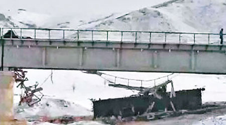 涉事列車的部分車體直接掉落橋下。（互聯網圖片）
