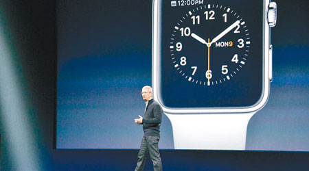 庫克親自介紹發布會重頭戲Apple Watch。（互聯網圖片）