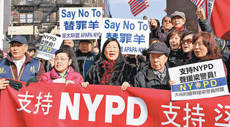 大批華人到市政廳前示威，聲援梁彼得。（中新社圖片）