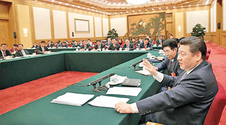 習近平（右）出席吉林代表團小組會議。（互聯網圖片）