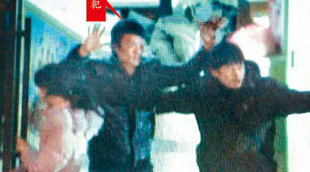 疑犯（左）最終舉手投降。（互聯網圖片）