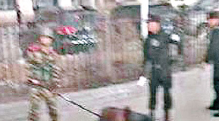 網傳烏市武警及警員包圍倒地疑兇的照片。（互聯網圖片）