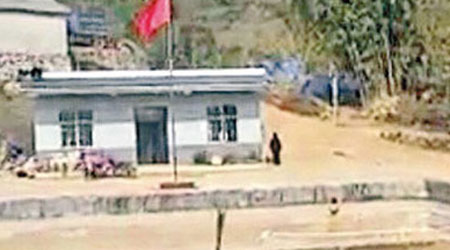 中國邊境前線村寨的村民在屋頂掛上五星旗，以資識別。（互聯網圖片）