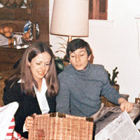 羅伯特和妻子凱瑟琳於一九七五年聖誕節合影。（互聯網圖片）