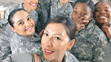 伯索（前中）與其他女兵合照。（互聯網圖片）