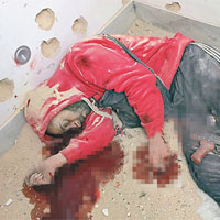 網傳照片顯示，滿身鮮血的槍手拉比迪伏屍博物館內。（互聯網圖片））