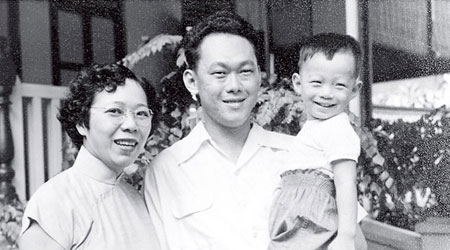 李顯龍（右）上載兒時與父母的合照。（互聯網黑白圖片）