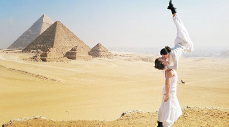 埃及 <br>兩人在婚照中，展示雜技才能。（互聯網圖片）