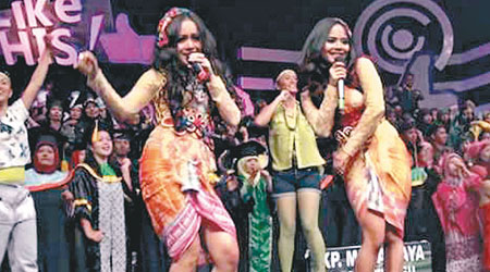 狄娜（左）及梅沙（右）靠勁歌熱舞，成功打入印尼演藝圈。（互聯網圖片）