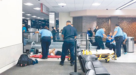 懷特中槍後倒地（左下），TSA女職員受傷（右）。（互聯網圖片）