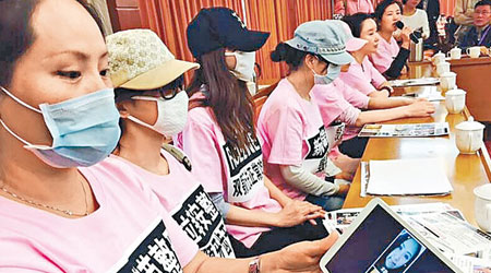 多名赴韓受害者在會上控訴南韓整形黑幕。（互聯網圖片）