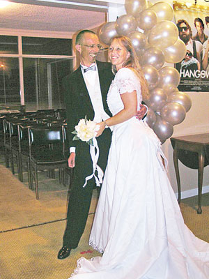馬航墜機事件中喪生的澳洲婦人勞舍特（右）生前與未婚夫的合照。（互聯網圖片）
