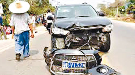 掛廣東車牌的肇事私家車車頭損毀嚴重。（互聯網圖片）