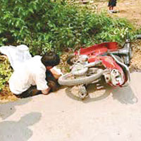 電單車被撞倒至路邊草叢。（互聯網圖片）