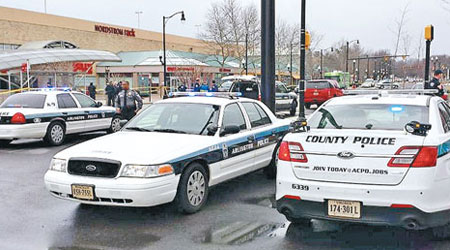 大批警察趕到五角大樓中心商場調查。（互聯網圖片）