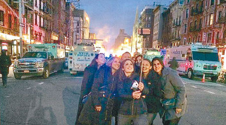 七名年輕女子於火災現場用自拍神器合照。（互聯網圖片）