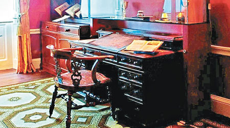 該套狄更斯生前曾使用的桌椅將存放在博物館內，讓公眾參觀。（互聯網圖片）