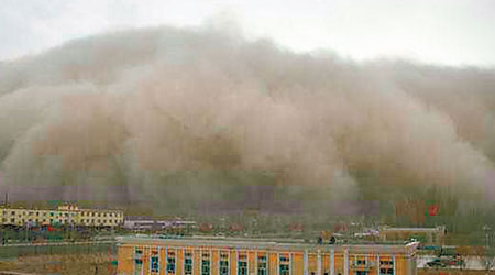 厚積成團的沙塵幾乎覆蓋建築物。（互聯網圖片）