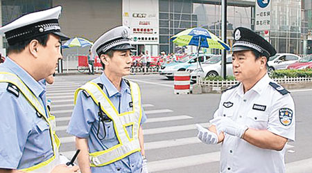 公安系統出身的武長順（右）早年與前線警員執勤。（互聯網圖片）
