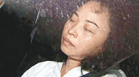 廖采夏被送往法院時閉上雙眼。（互聯網圖片）