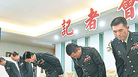 陸軍司令部副司令潘家宇率員鞠躬致歉。（互聯網圖片）
