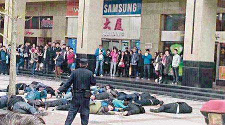 三十多名黑龍江的士司機於王府井大街服農藥集體自殺。（互聯網圖片）