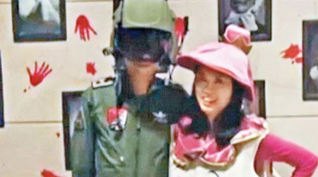 勞乃成曾戴阿帕奇頭盔跟妻子合照。（互聯網圖片）