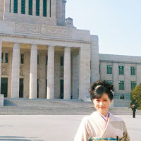 上西早前在東京國會議事堂前穿和服留影。（互聯網圖片）