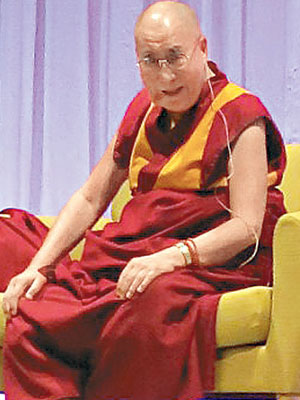 達賴喇嘛在北海道札幌演講。（互聯網圖片）