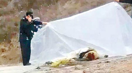 甘肅<BR>甘肅無牌農用車翻落山崖，警員用白布蓋住屍體。（互聯網圖片）