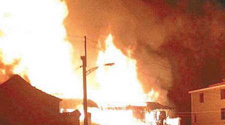房子離奇起火，夫婦葬身火海。（互聯網圖片）