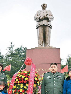 昨日毛新宇一家前往毛澤東廣場，向祖父毛澤東的銅像敬獻花籃及鞠躬。（中新社圖片）