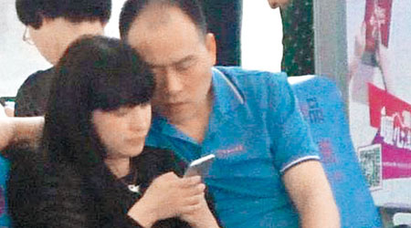 王茂華被揭帶女伴遊玩。（互聯網圖片）