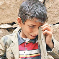 男童失去父母，痛哭流淚。（互聯網圖片）