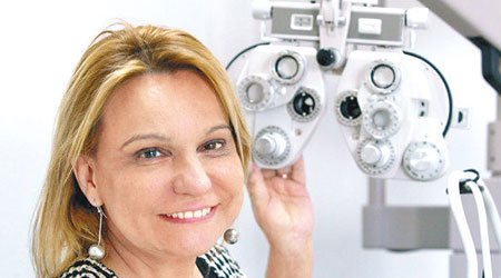 拉莫斯稱使用特製濾光片或眼鏡，可減低藍光對眼睛的損害。（互聯網圖片）
