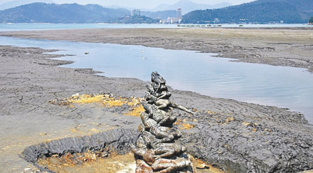 台灣出現嚴重旱災，日月潭象徵水位高低的「九蛙疊羅漢」全露。（互聯網圖片）