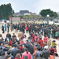當地大批民眾被轉移至漳浦杜潯鎮的中學內。（中新社圖片）