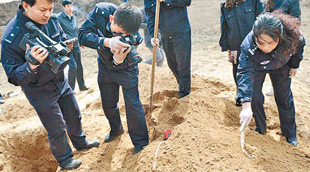 警方挖開墓地尋找劉姓夫婦。（互聯網圖片）