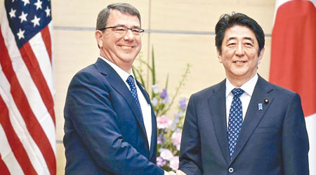 美國國防部長卡特（左）會見日本首相安倍晉三。（互聯網圖片）