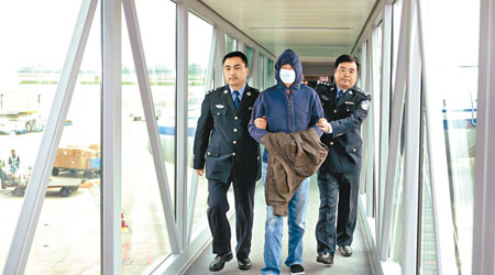 胡某潛逃希臘兩年後終被中國警方引渡回國。（中新社圖片）