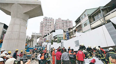 鋼樑意外倒塌後大批救援人員到場。（互聯網圖片）