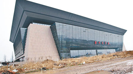 斥資逾五億元興建的鄭州汽車站。（互聯網圖片）