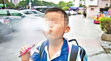 東莞有小學生當街吸電子煙。（互聯網圖片）